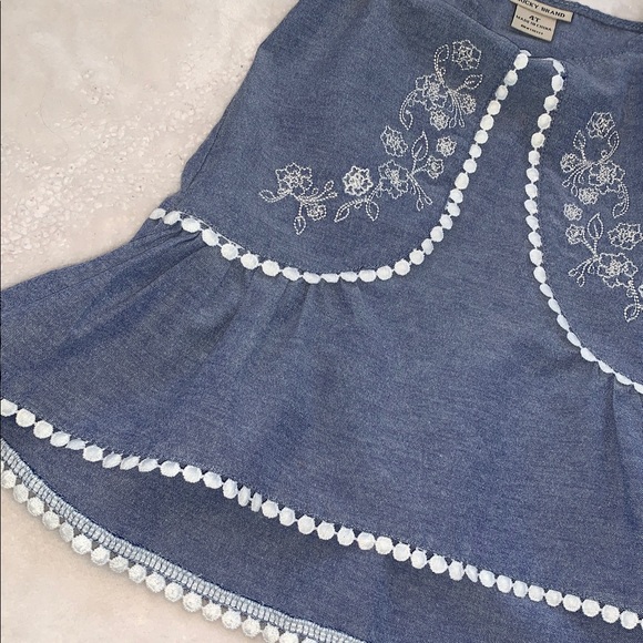 Lucky Brand Chambray Swing Top 4T Ruffle Straps EUC Embroidered Floral Design - Picture 6 of 10